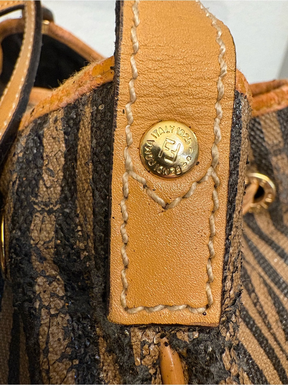 Vintage Fendi Pequin Stripe Bucket Bag Crossbody | Italy 1925 | Rare Vintage - Picture 4 of 14